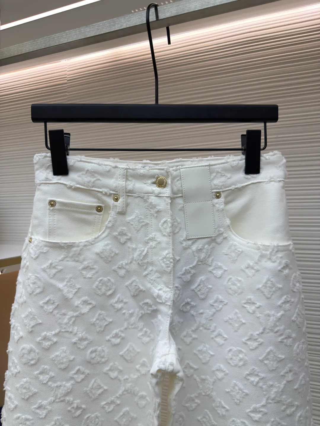 LOUIS VUITTON presbyopic three-dimensional embossed jacquard jeans ●Authentic product: purchased and developed by 185516 ●Item number: 1680238-B35 ●Material: denim fabric ●Technology: embossed jacquard production ●Version: fitted version ●Weight: about 615 grams ●Size: 34-36-38 ●Description: The presbyopia three-dimensional relief jacquard cost 18,500 to purchase and develop, using 100% cotton imported yarn and the classic presbyopia embossing process. The three-dimensional relief has an outstanding texture. The fabric is crisp and stylish. The high-waisted straight version makes the upper body slimmer and the legs longer. It looks good with or without matching. The details of the workmanship are all in place! To truly achieve the ultimate in luxury, all fabrics, accessories, and hardware are exclusively custom molded and produced in high quality! The overall wiring is straight and delicate, the fabric is comfortable and soft, and the color is consistent without color difference. It can be matched with the same style to create a fashionable look and control various occasions. Customized accessories, complete with three standards, same style for men and women!